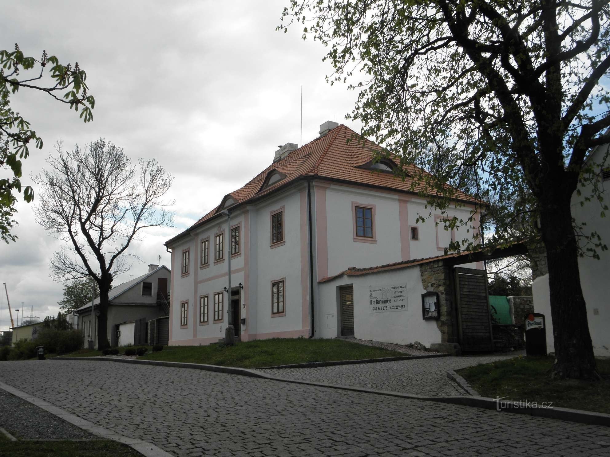 Župnišče iz 18. stoletja nasproti cerkve sv. Bartolomeja - 25.4.2012