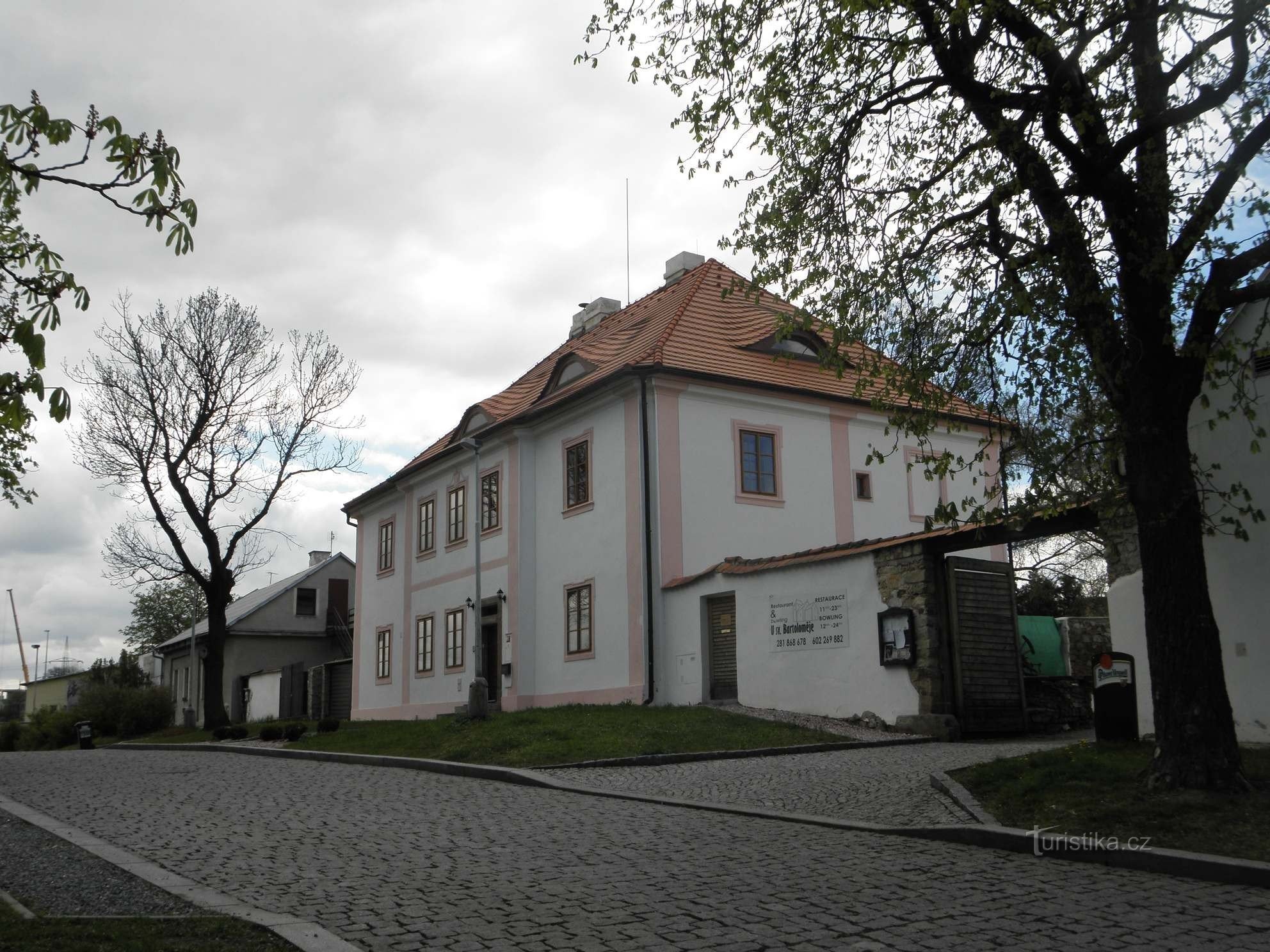 századi paplak a Szent Bertalan templommal szemben - 18.