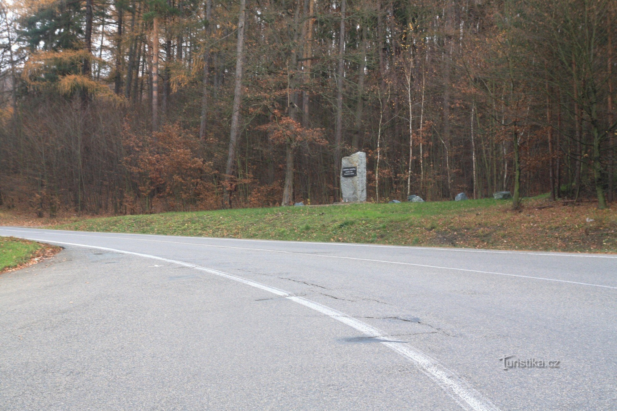 Le virage de Farina avec le monument