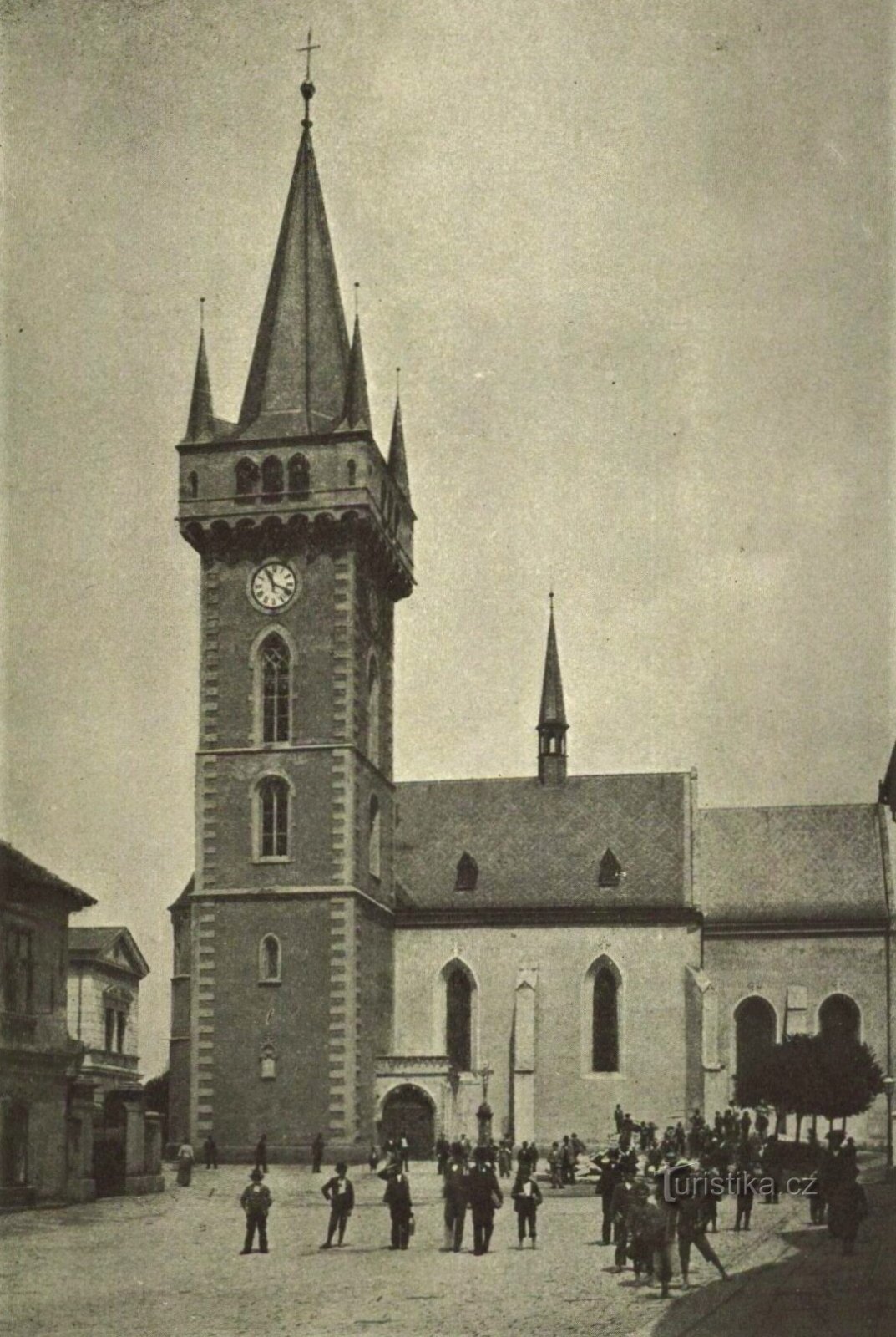 Iglesia parroquial con campanario en Dvůr Králové nad Labem antes de 1907