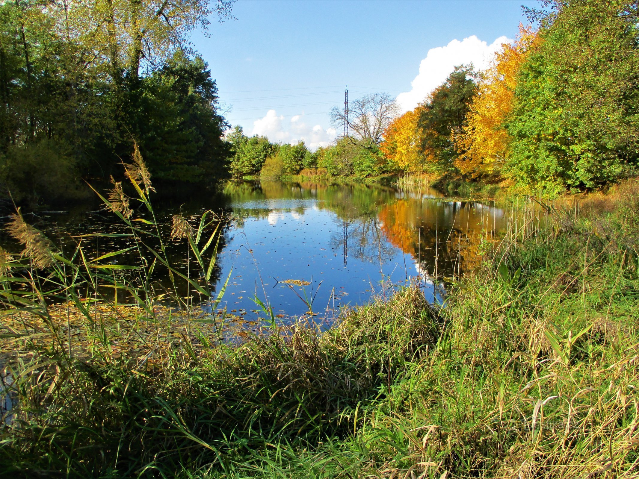 Parské-meer in de buurt van de buitenwijken van Praag