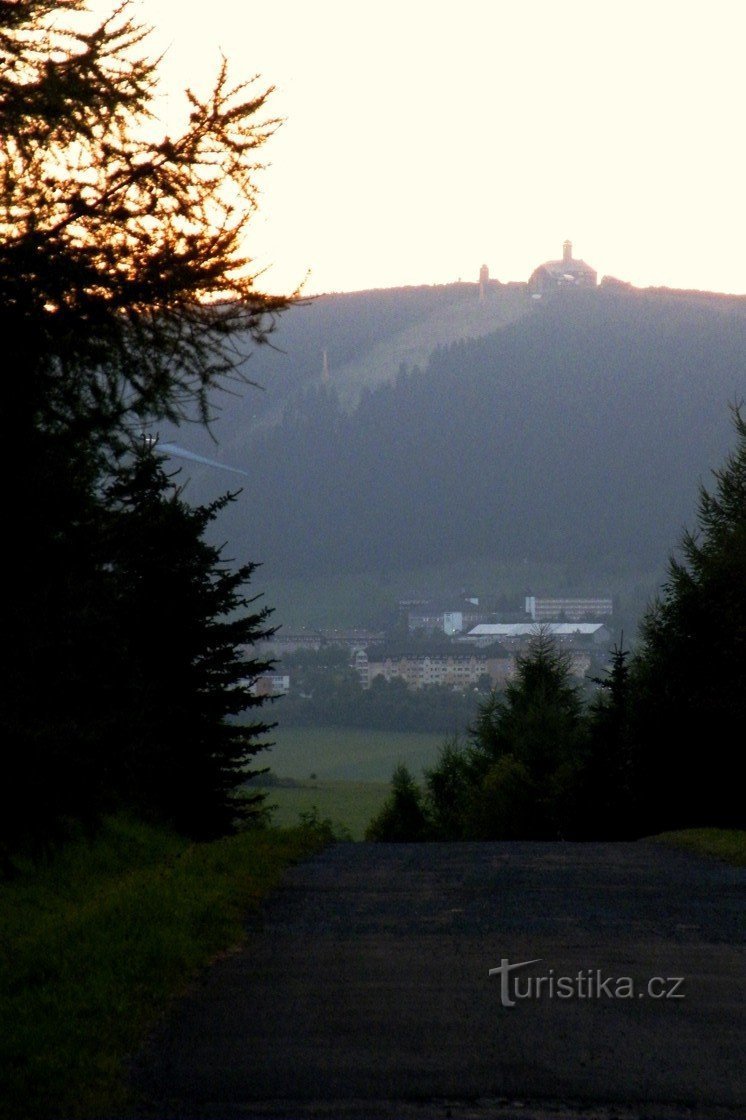 Fichtelberg am Morgen vom Sattel oberhalb von Háj