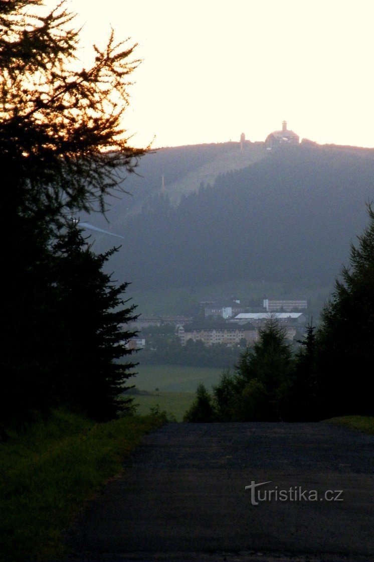 Fichtelberg in de ochtend vanaf het zadel boven Háj