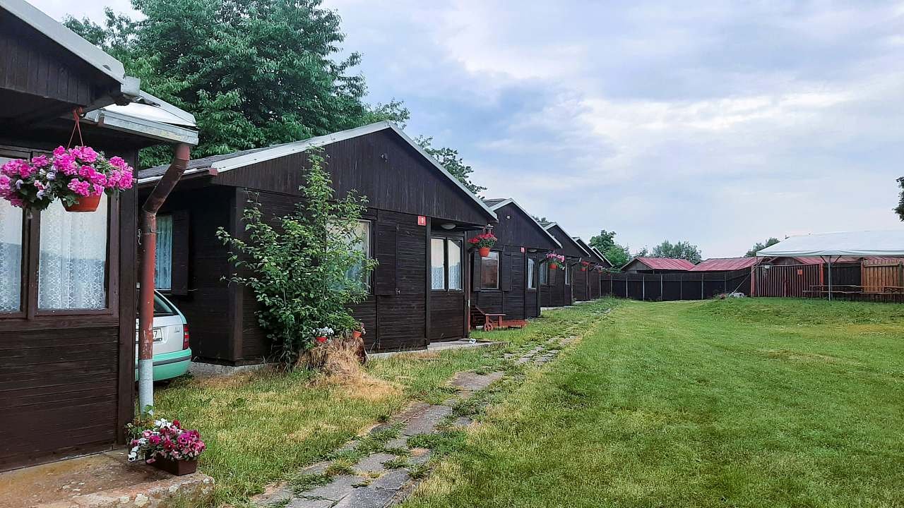 Campo FKK Úštěk senza costume da bagno, cabine e posti per tende, roulotte, automobili