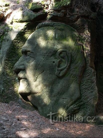 Foersterjev relief: JBFoerster na skalnem reliefu Karla Ochotnýja.