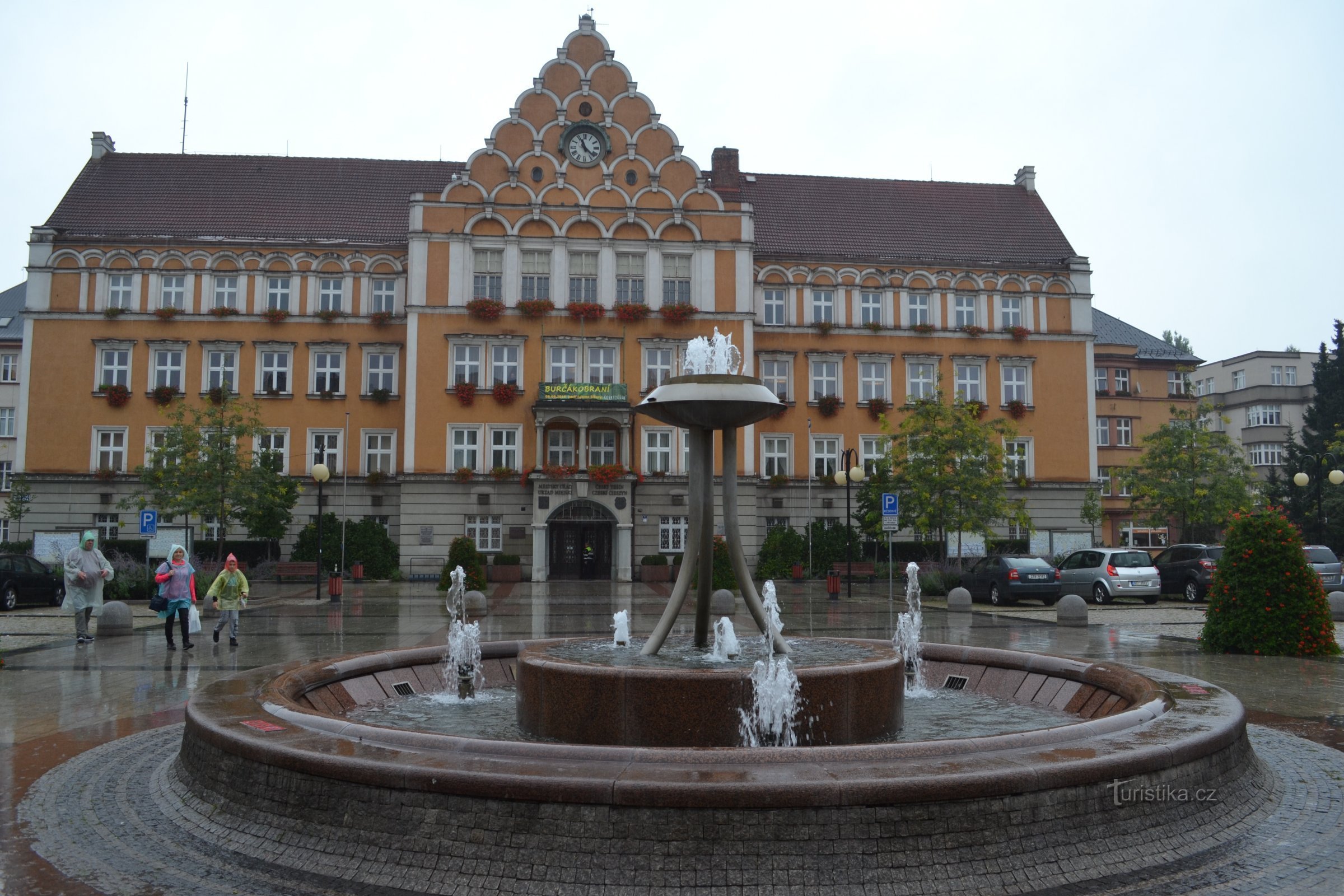 Brunnen und Rathaus - Ende Sommer 2018