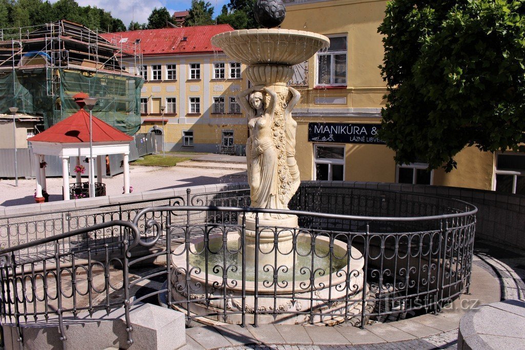 Fontein op de zuilengalerij