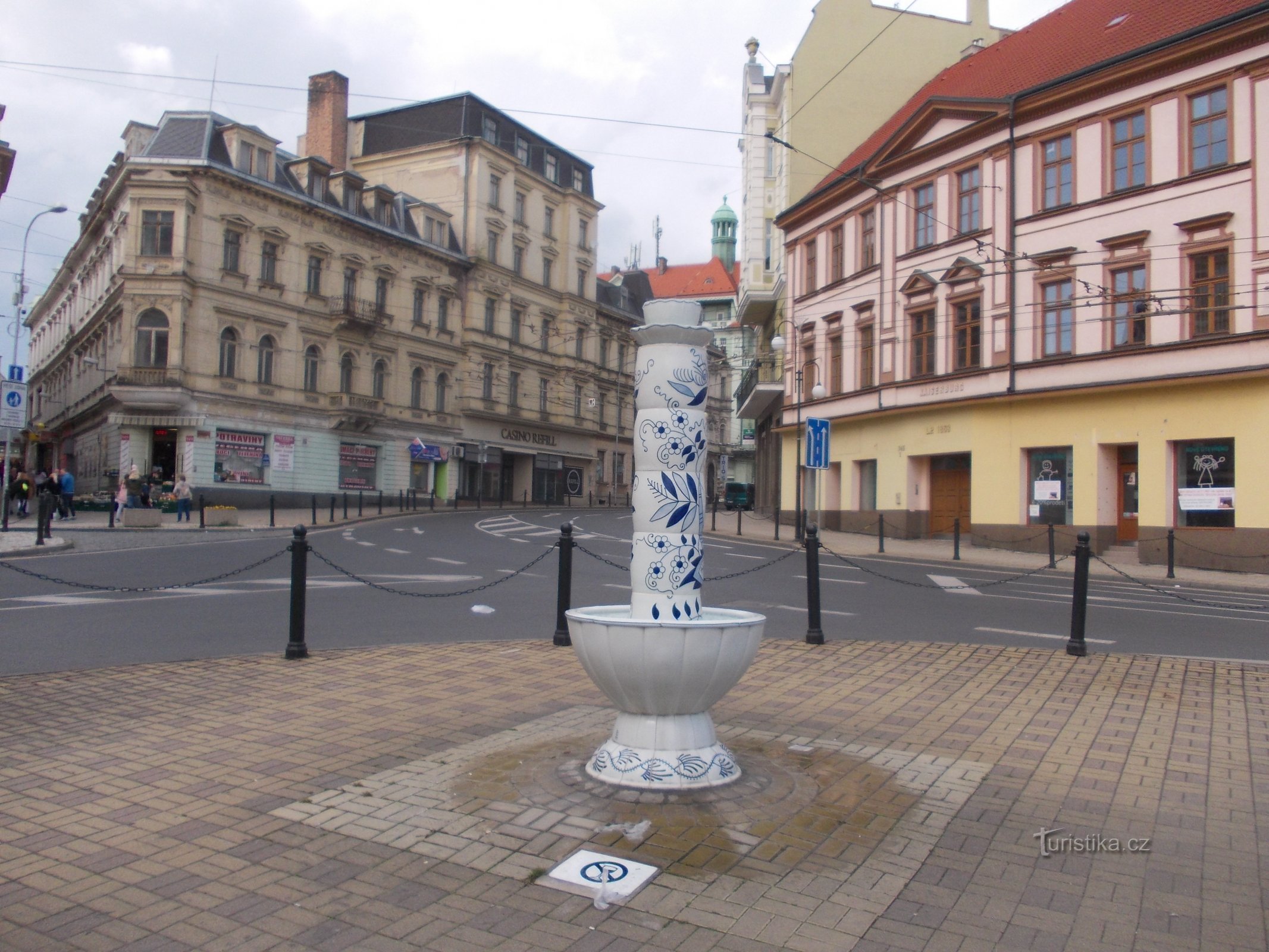 fontanna na skrzyżowaniu ulic U Císařských lázní i U divádla
