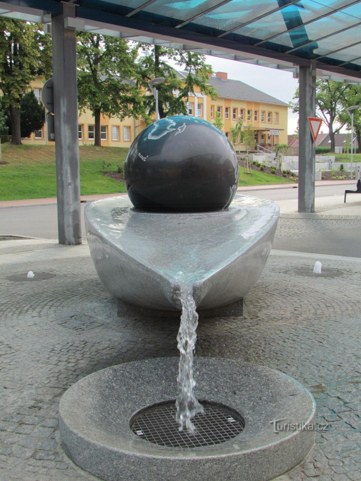 駅前の噴水