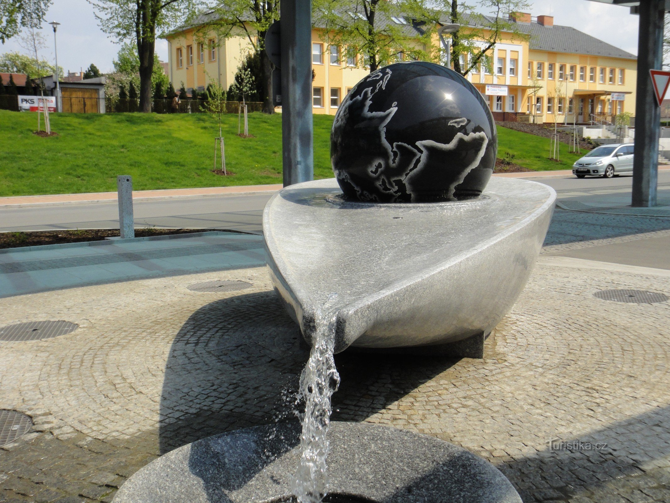 La fuente frente a la estación de tren ČD