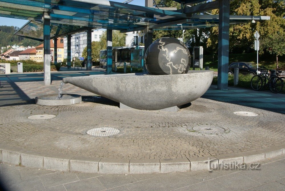 фонтан перед железнодорожной станцией в Ческе Тршебовой