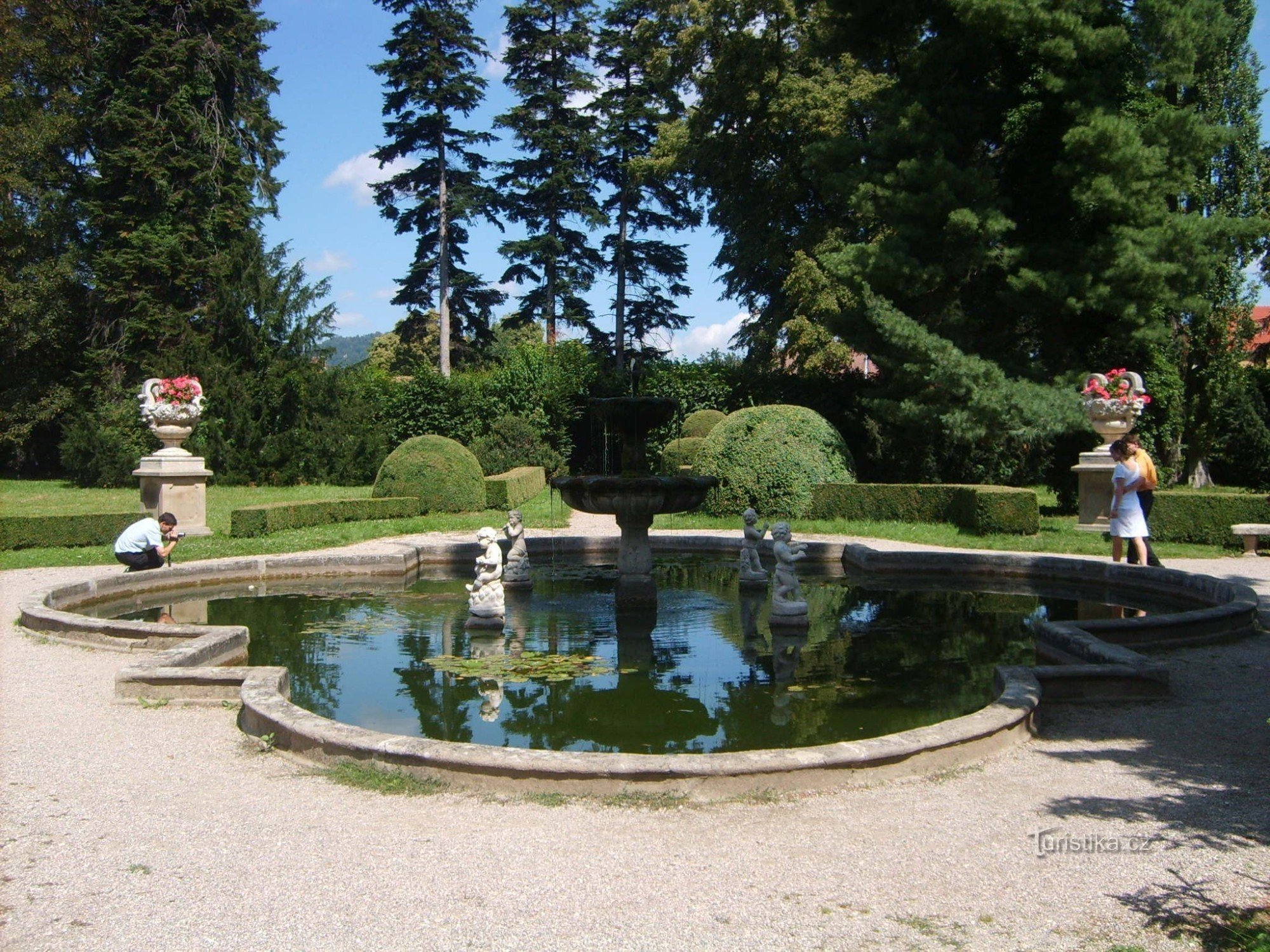 fontaine avec statues