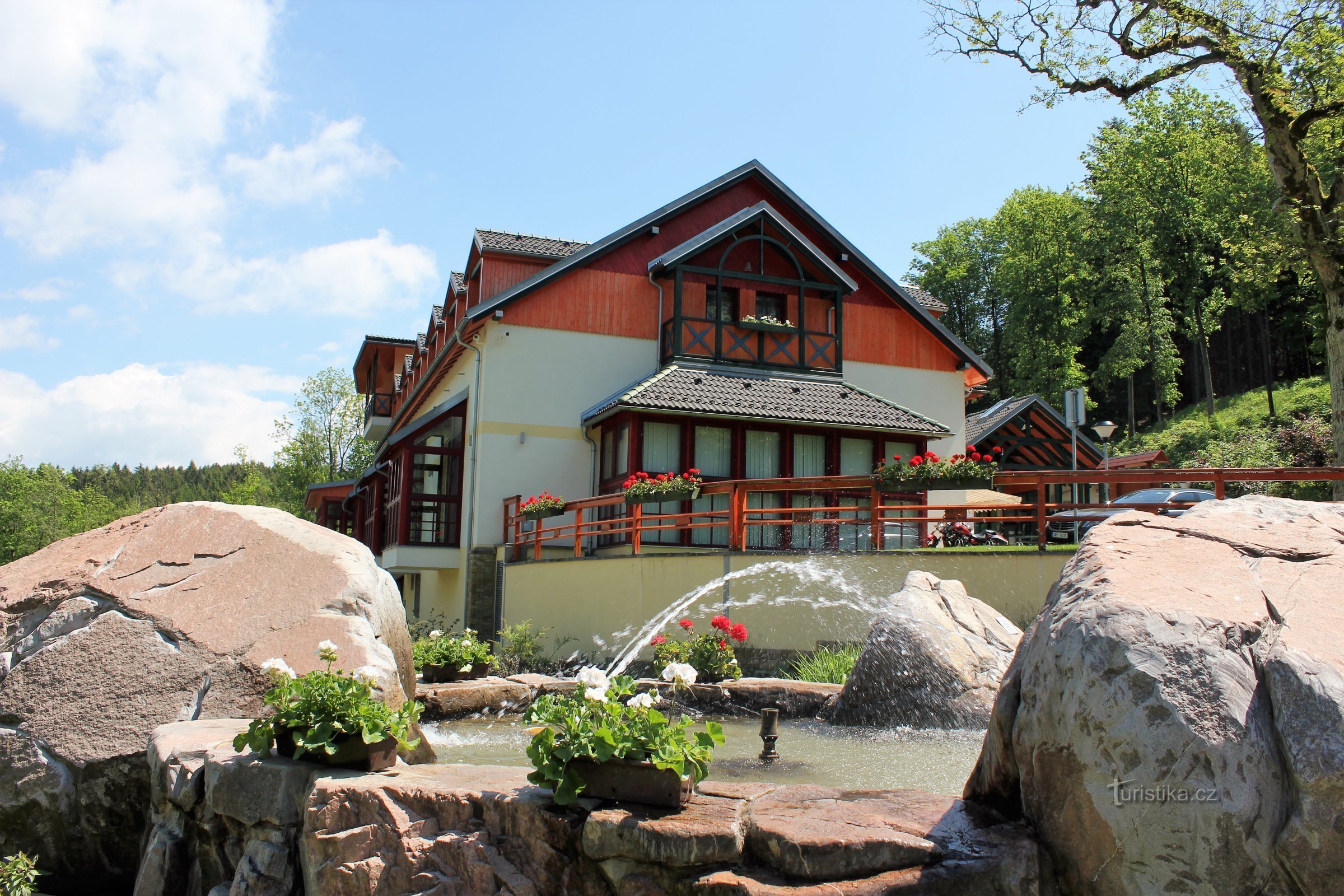 Fontein in het resort Studánka