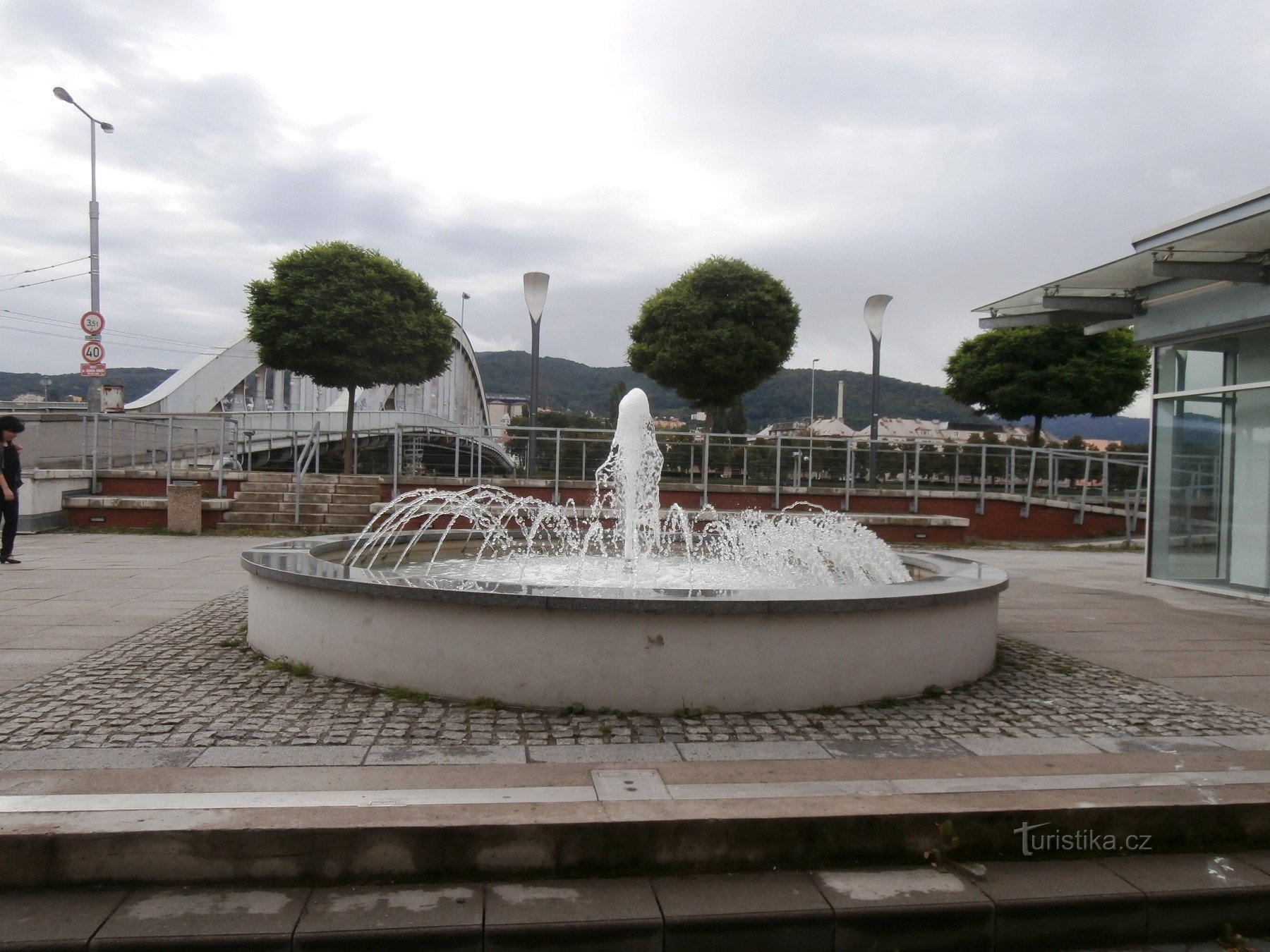 La fuente detrás del metro desde la estación hasta el ZOO