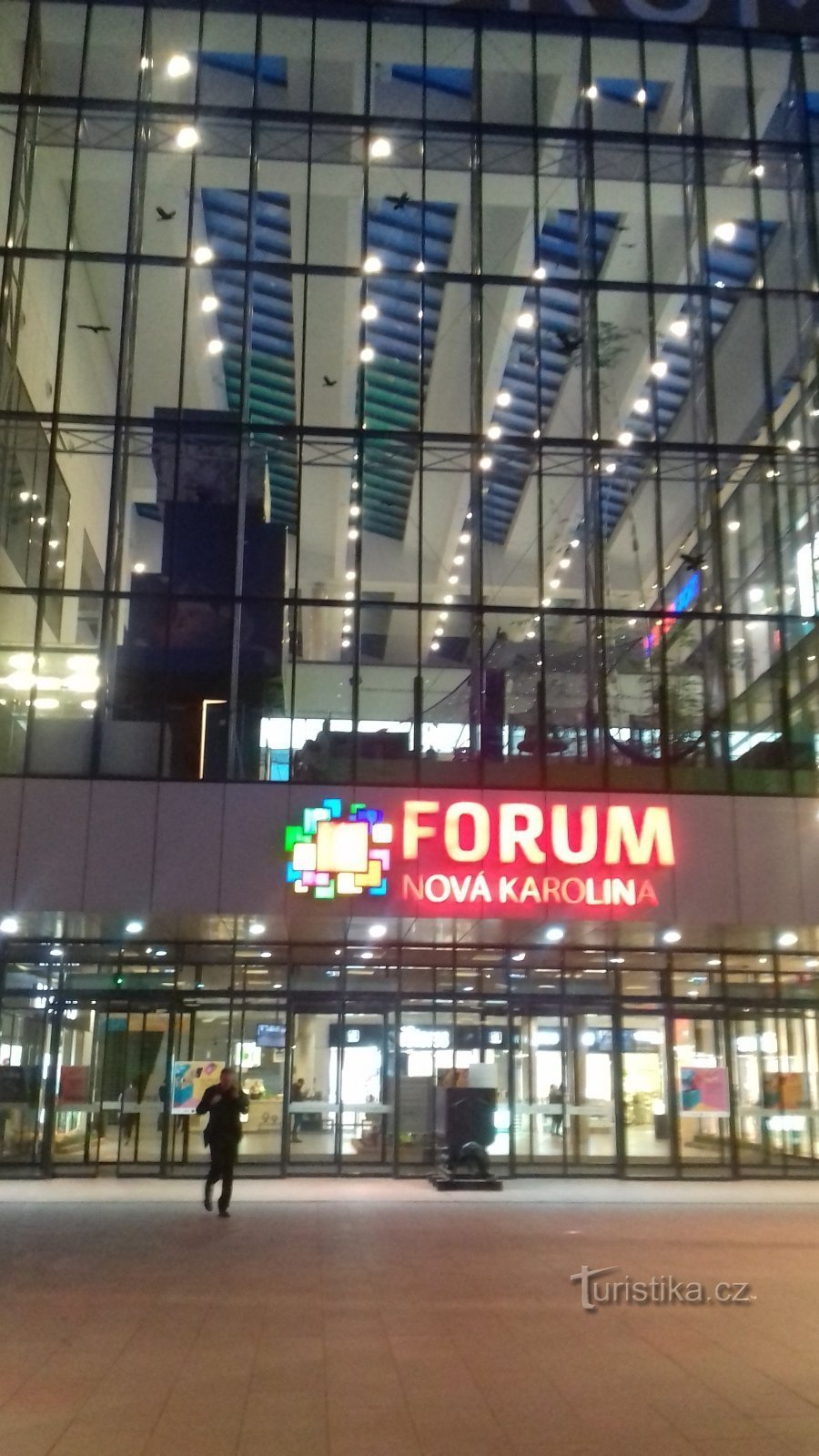 Forum - wejście do centrum handlowego