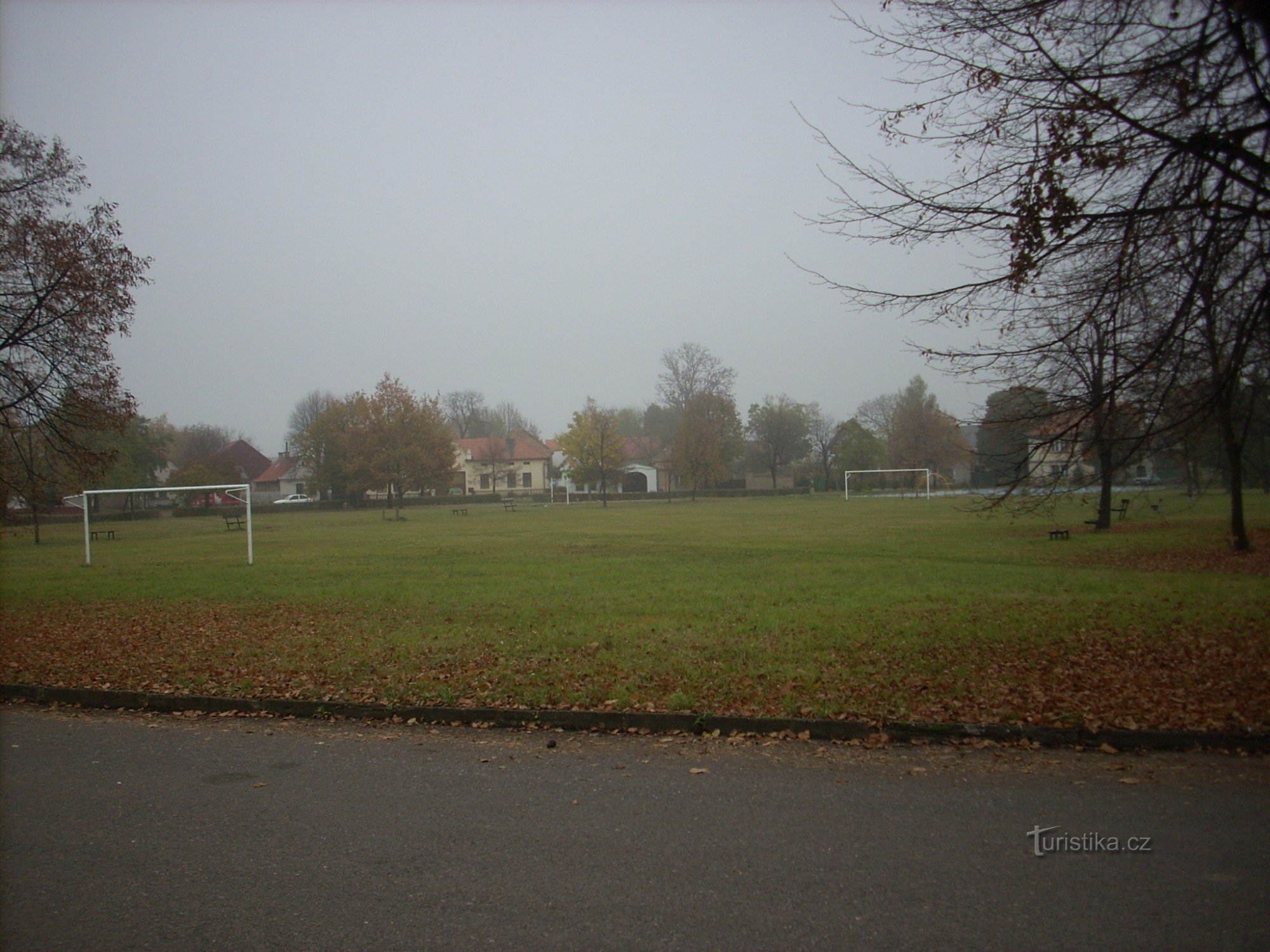 Campo de futebol no centro da vila