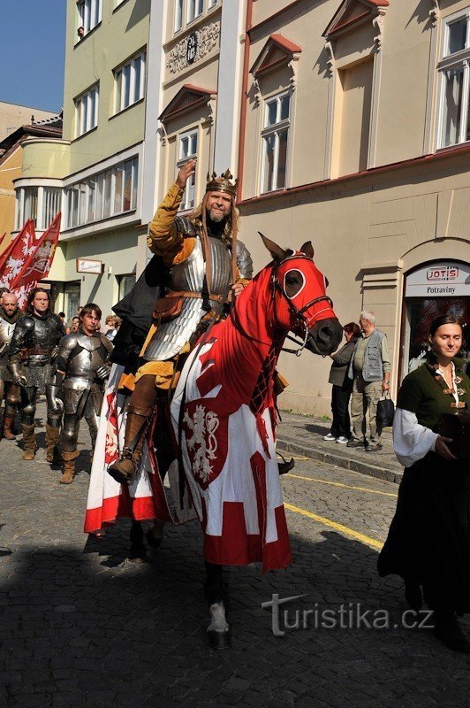 写真: Litoměřice ヴィンテージ - 歴史的なパレード。 アーカイブ www.vinazcech.cz