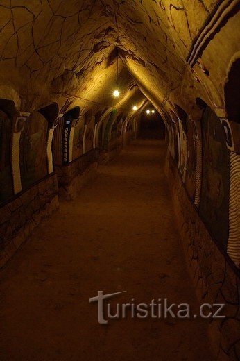 photo Šatov - Cave peinte - couloir; archives sources du Fonds du Vin