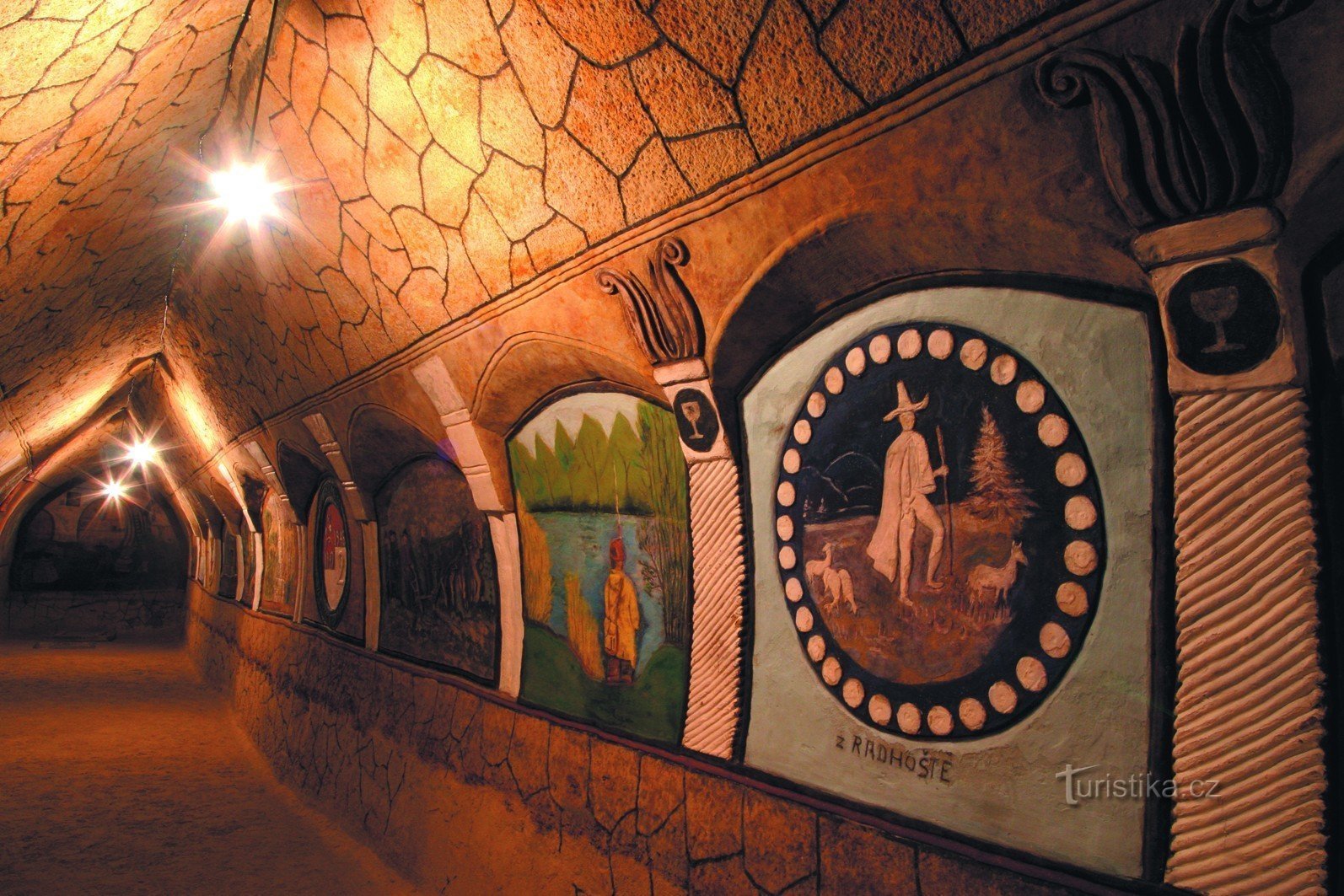 Photo - Šatov - Cave peinte; source de la publication Krajem vína