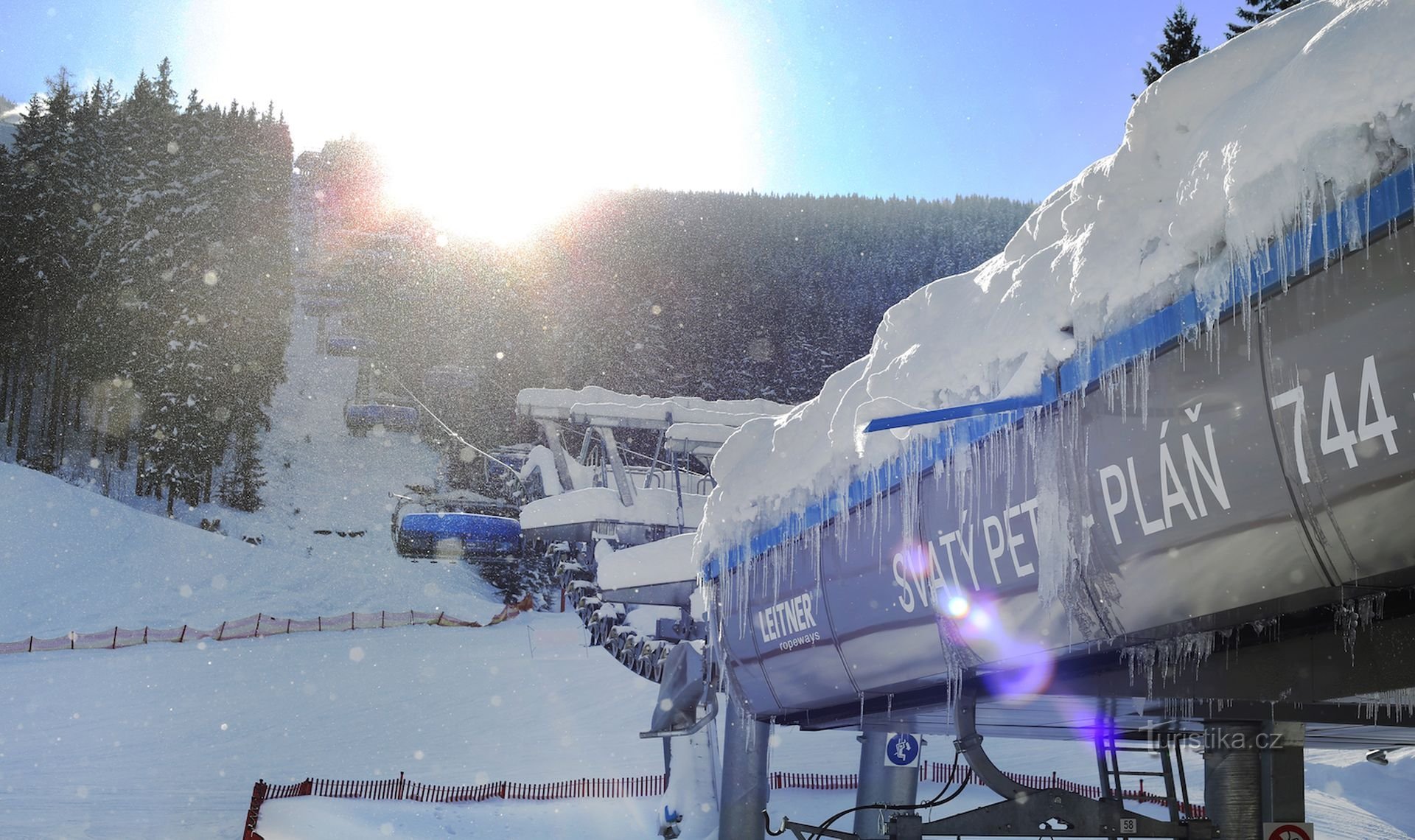 Foto: Skigebiet Špindlerův Mlýn. Es bietet seinen Besuchern das ganze Jahr über eine breite Palette