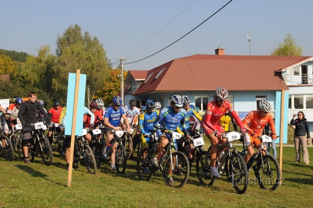 Foto: Inizio della maratona ciclistica Mezi vinohrady; archivio www.mezivinohrady.cz
