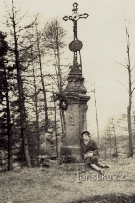 fotografija zdaj že propadlega križa med Žamberkom in Kamenično