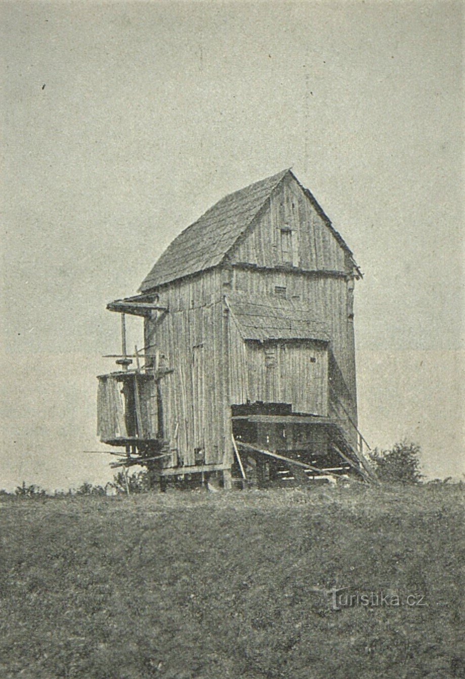 Fotografie cu moara de vânt Doblnice din 1909