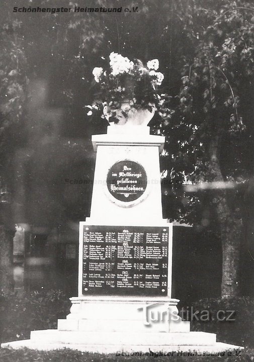 photo lorsque le monument se tenait encore en face de la maison n ° 51 sur Náměstí Míru à Úsov