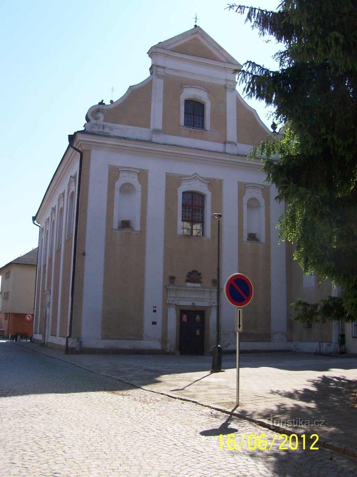 foto do mosteiro da rua Haškova com a porta de entrada