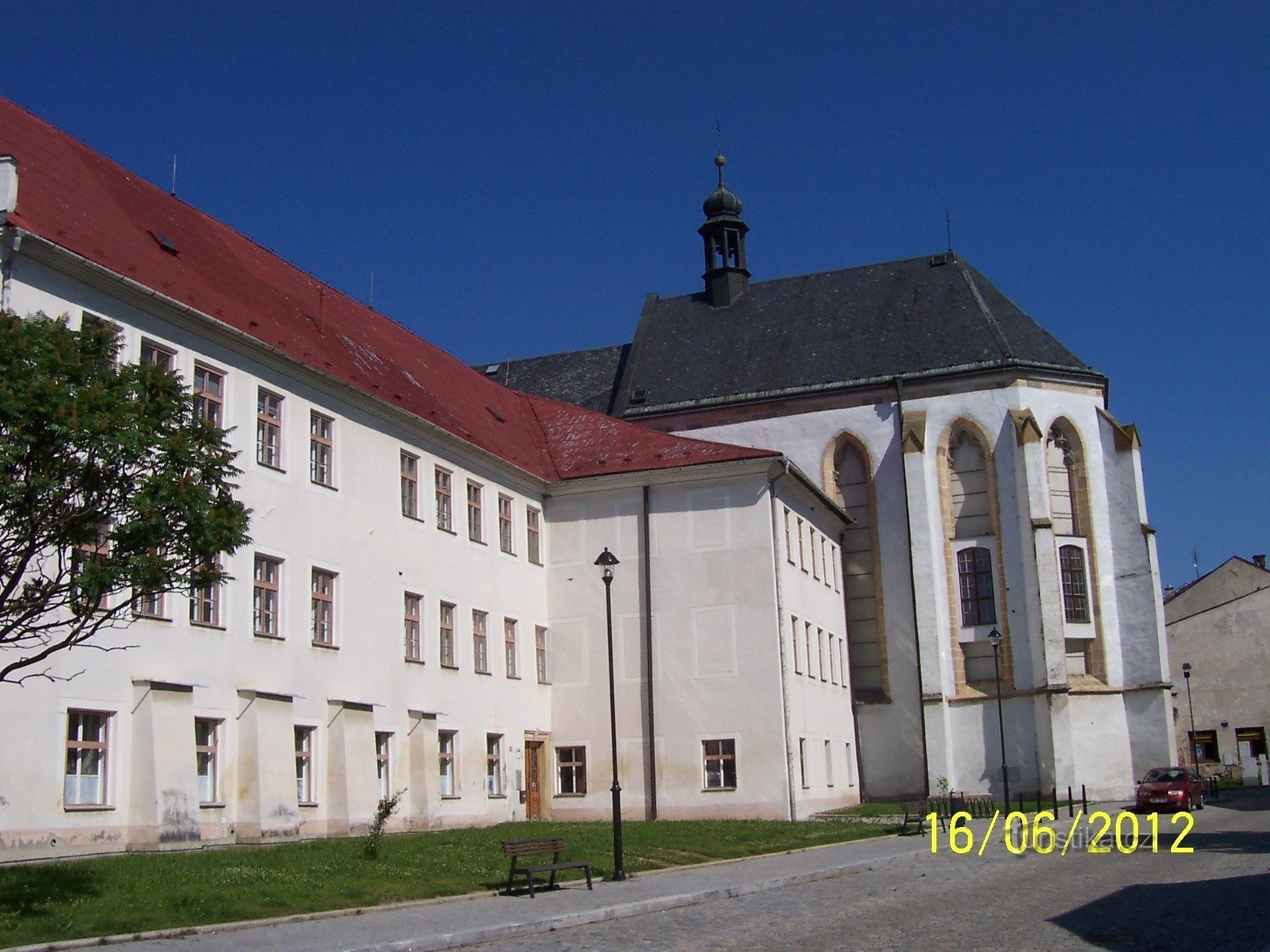 foto av kyrkan med sakristia från Olomoucká gatan