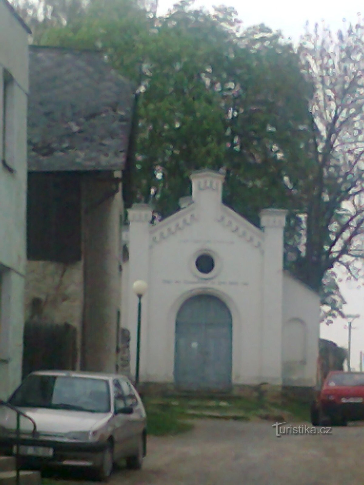 foto tomada desde la puerta principal de una sinagoga judía