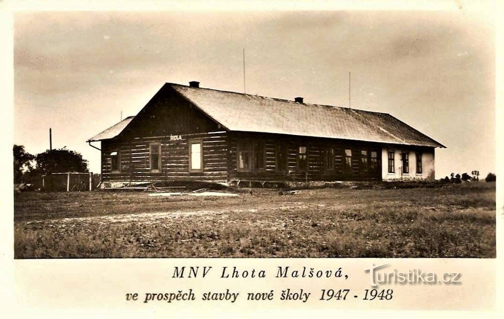 Foto av den gamla skolan i Malšov Lhota innan dess rivning