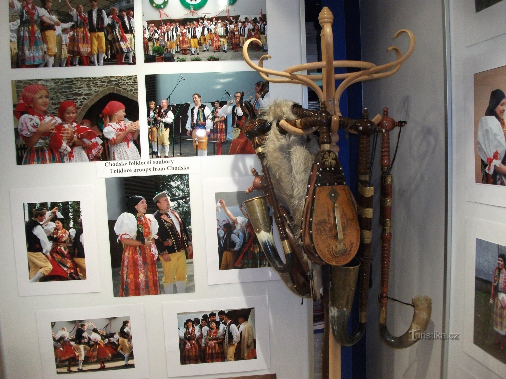 Foto's van voorgaande jaren van het Chod Festival zijn te zien in Praag op S