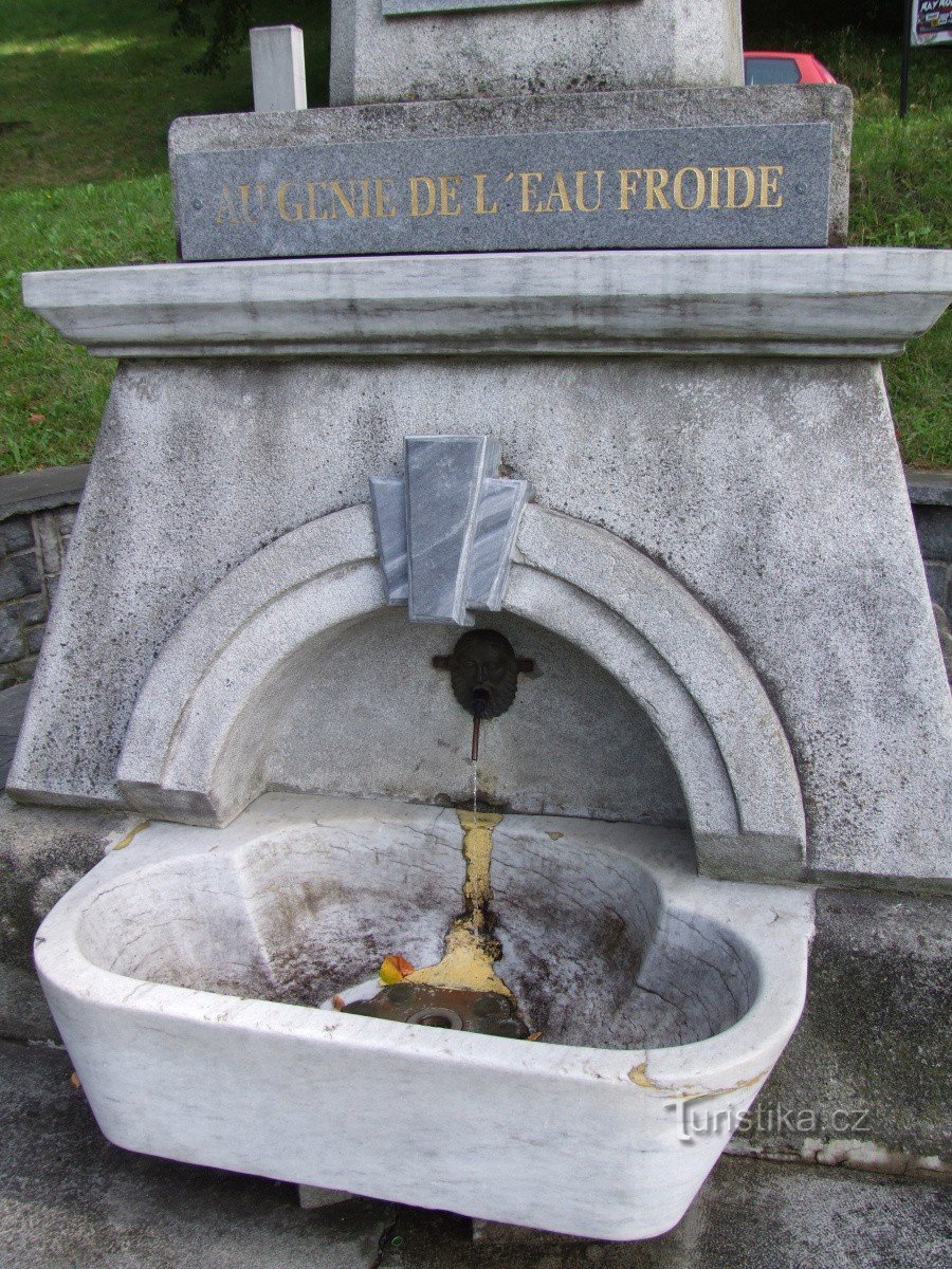 Monument français et source