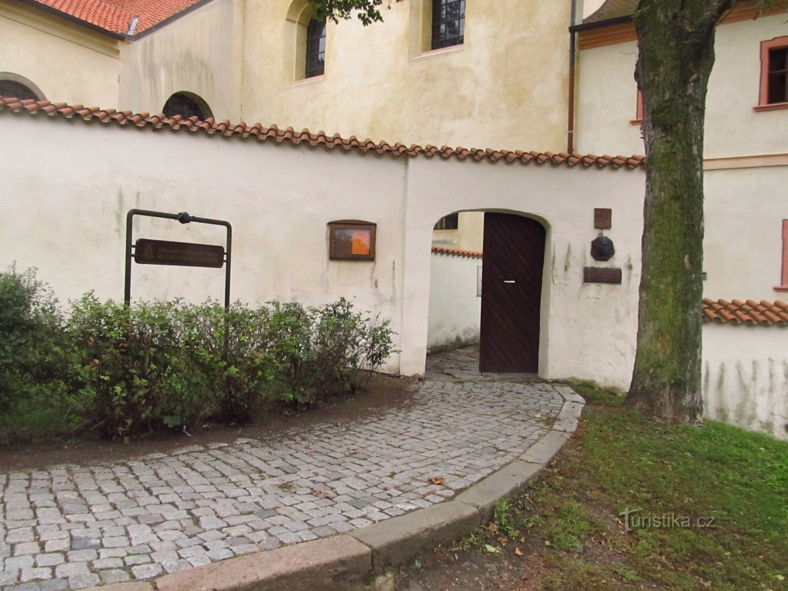 Frančiškanski samostan v Kadanih - vhod v del umetniške šole