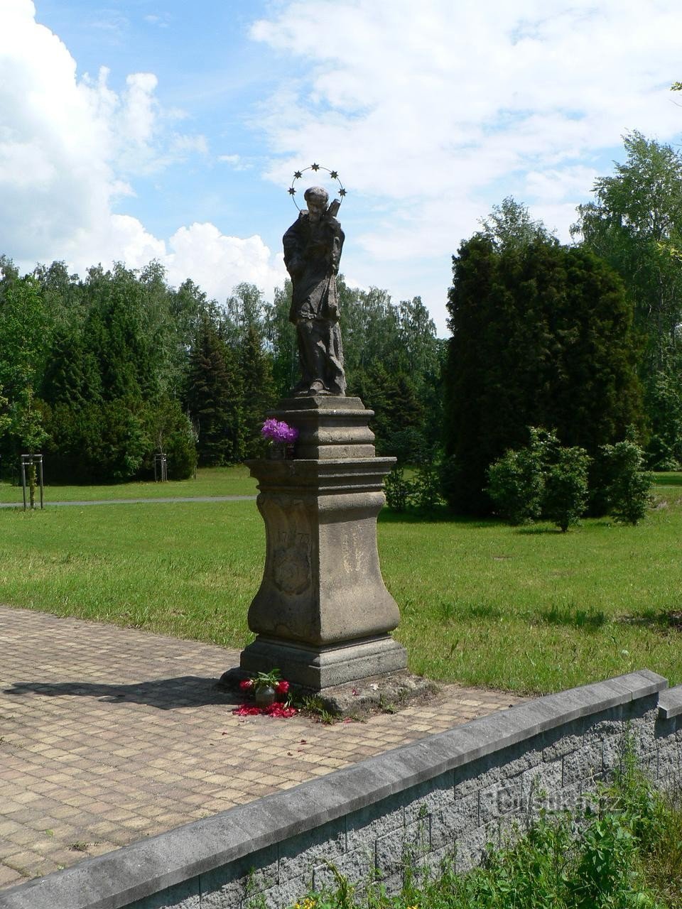Františkovy Lázně、聖母の像。 ネポムクのヨハネ