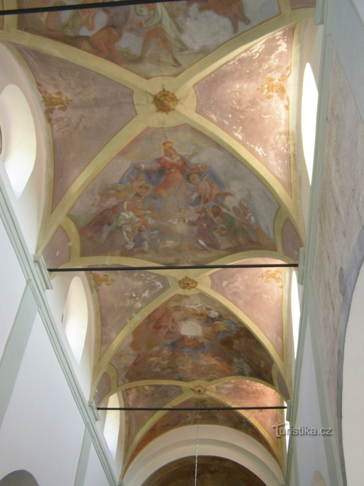 fresco's op het gewelf van het schip