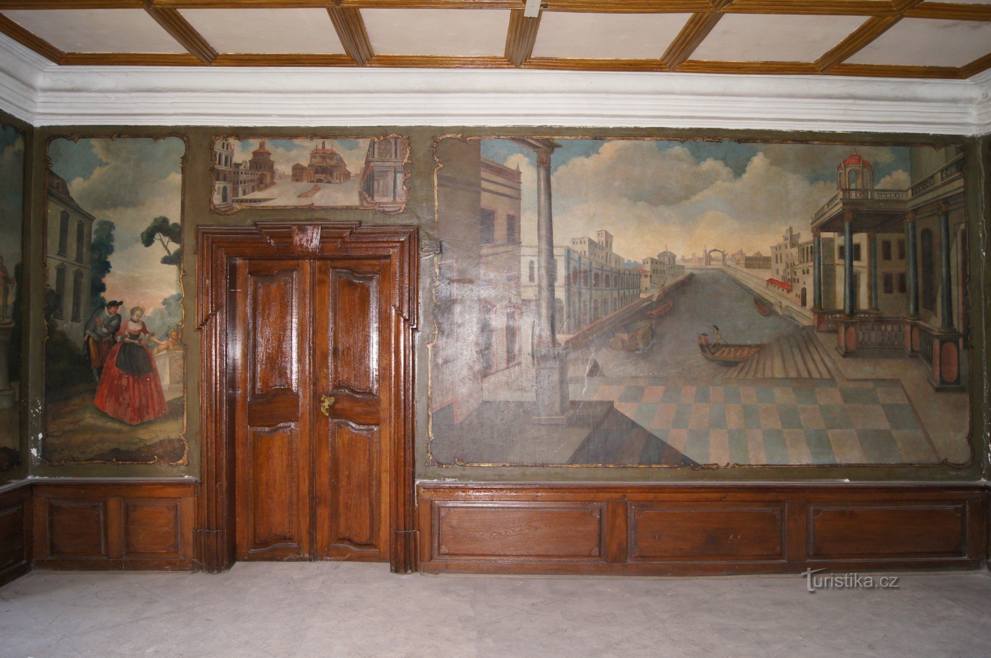 frescos en el salón principal del castillo