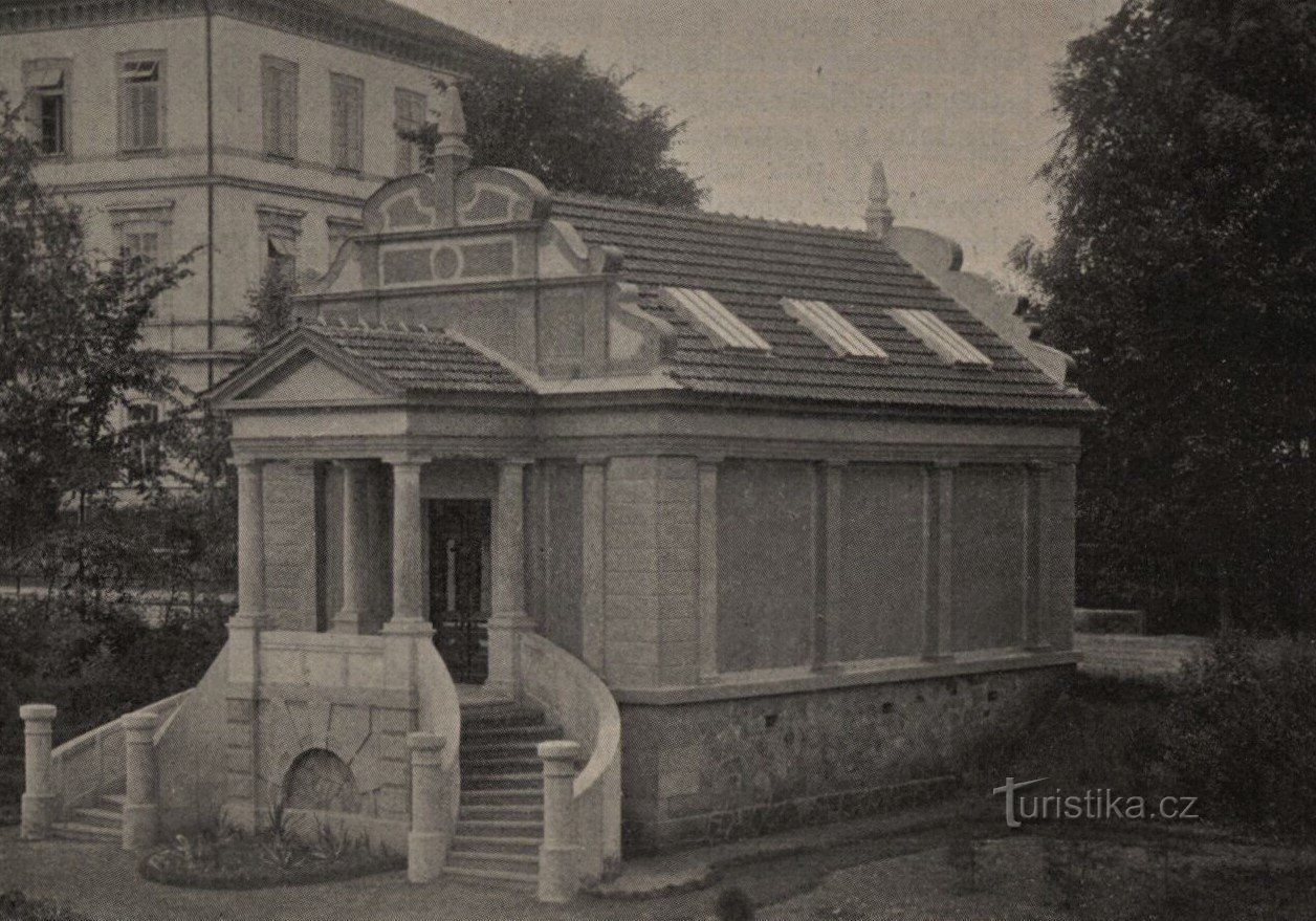 Fričovo muzeum ještě bez přístaveb (Lázně Bělohrad, 1904)