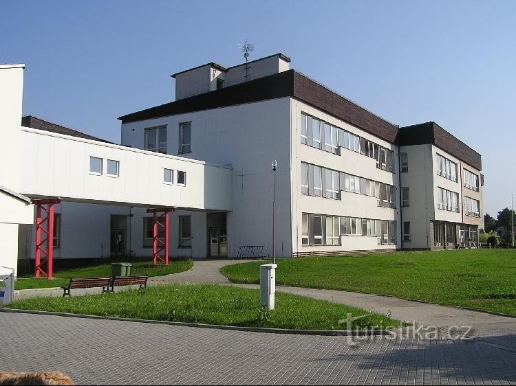 Fryčovice-általános iskola: Fryčovice-střed, általános iskola, előtérben az átjáró