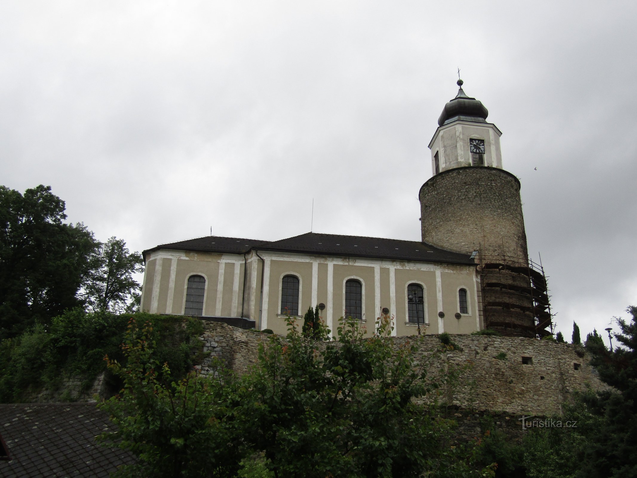 Die Ruine der Burg Frýdberk diente als Kirche