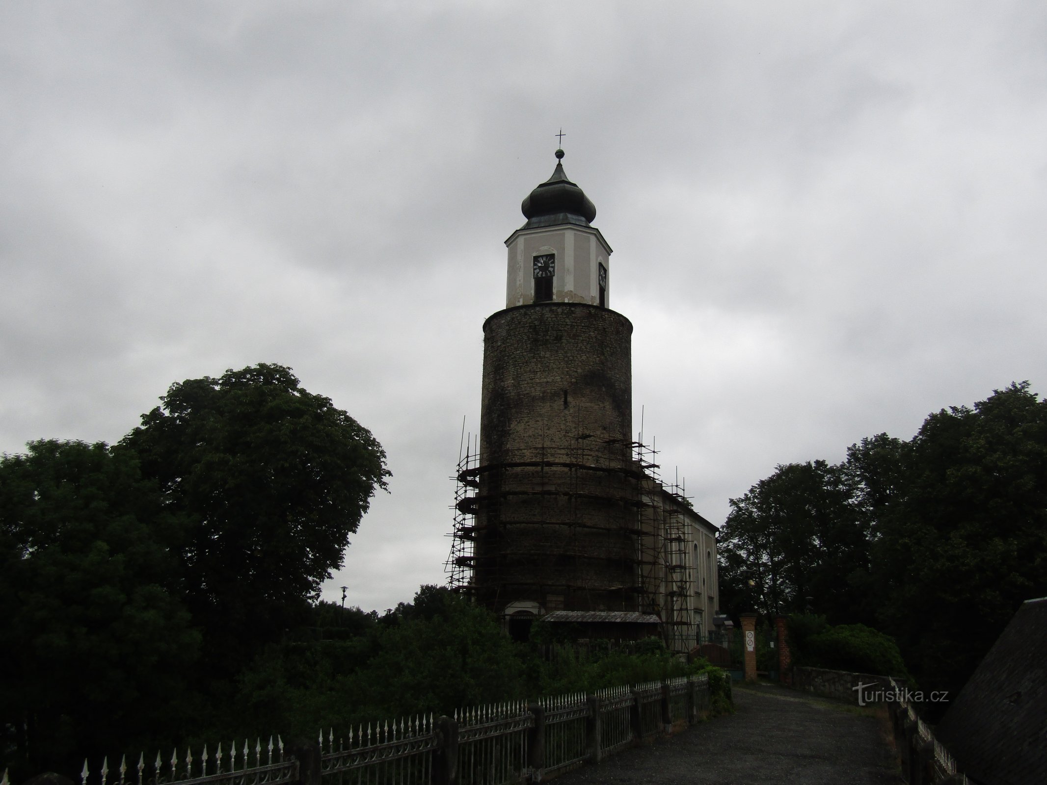 Die Ruine der Burg Frýdberk diente als Kirche