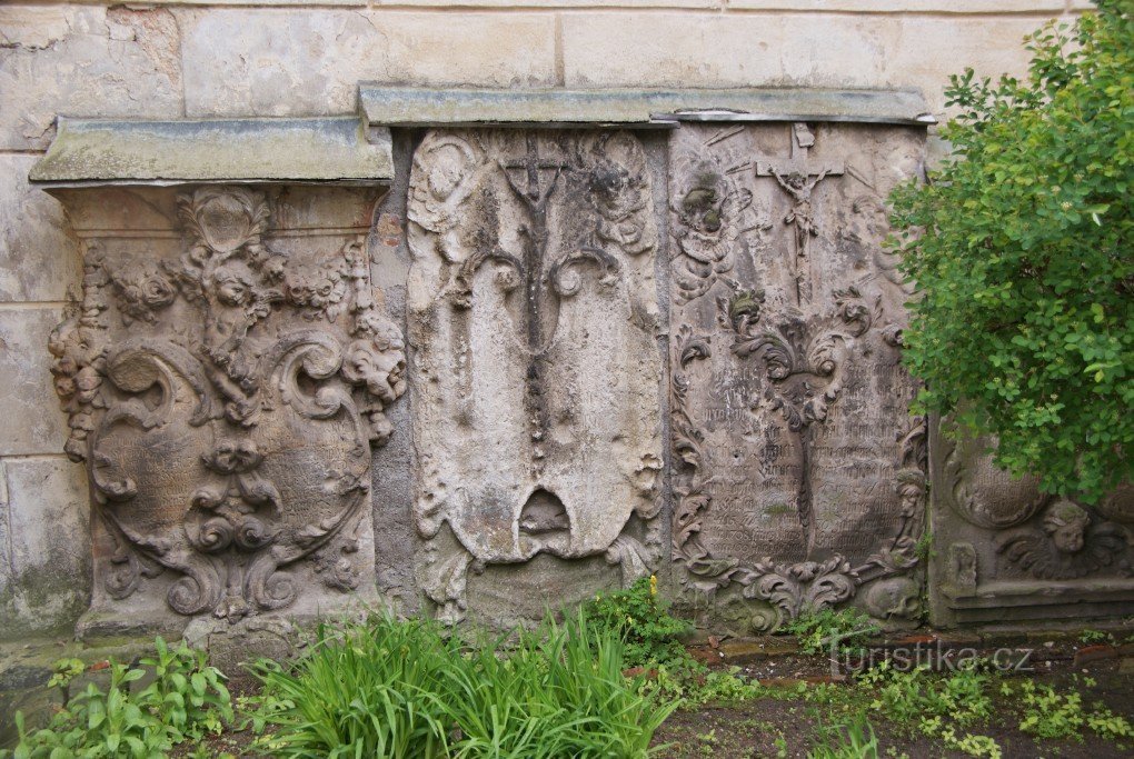 Frýdlant (in Böhmen) - Kreuzwegstationen an der Kirchenmauer und die Christuskapelle im Kerker