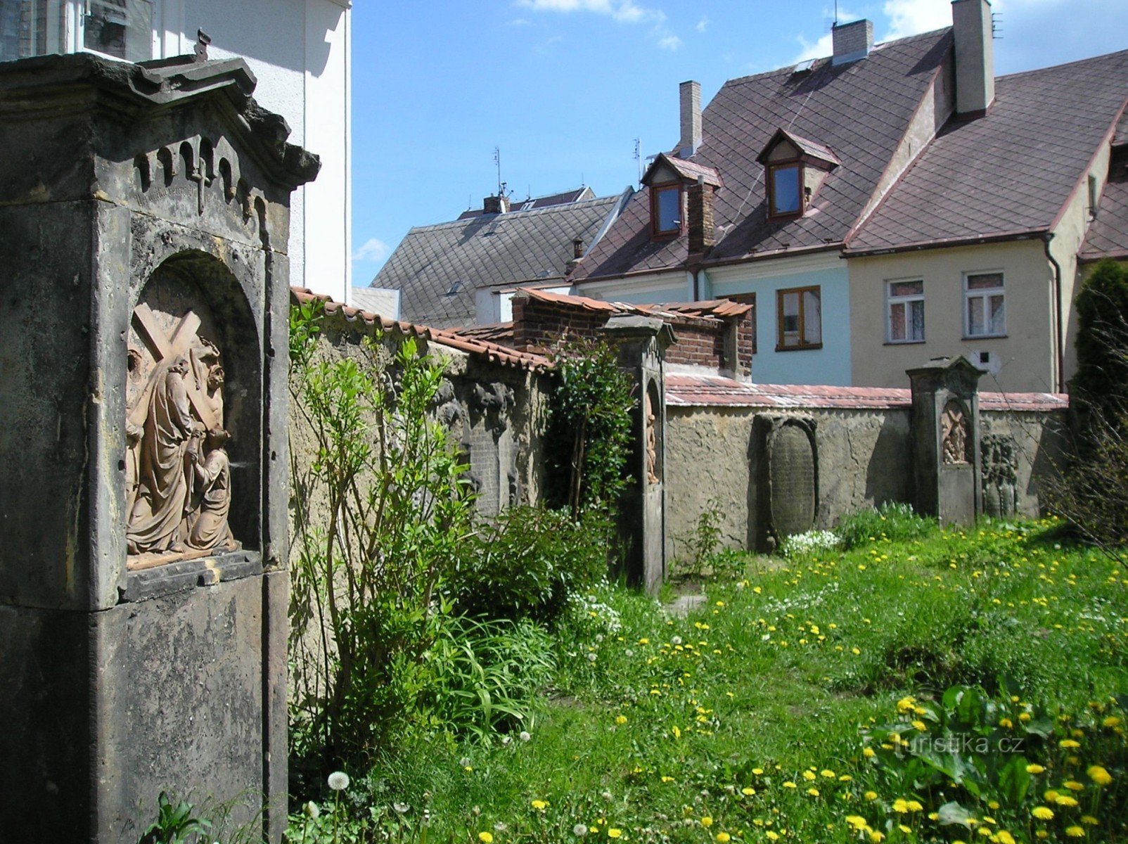 Frýdlant-Mauer um die Kirche der Auffindung des Heiligen Kreuzes