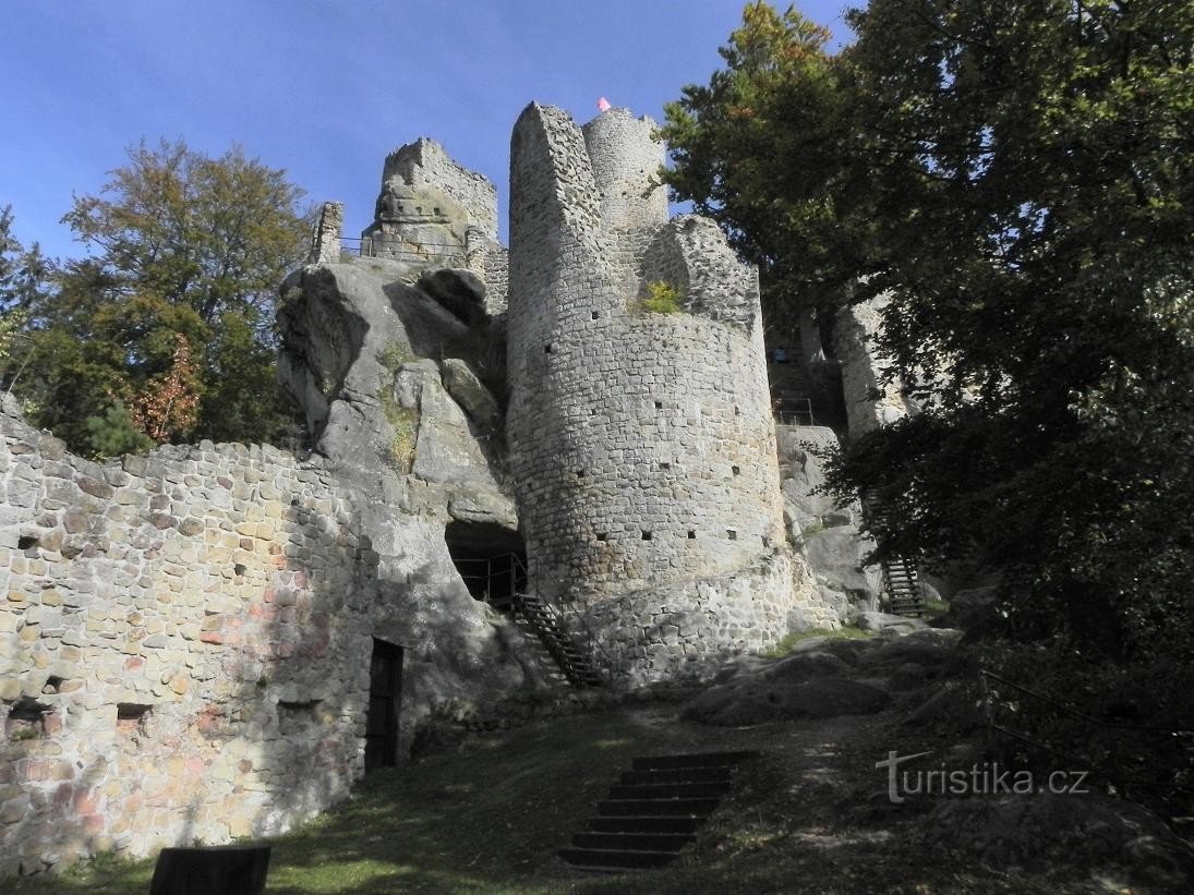 Frýdštejn, pogled iz spodnjega dela gradu