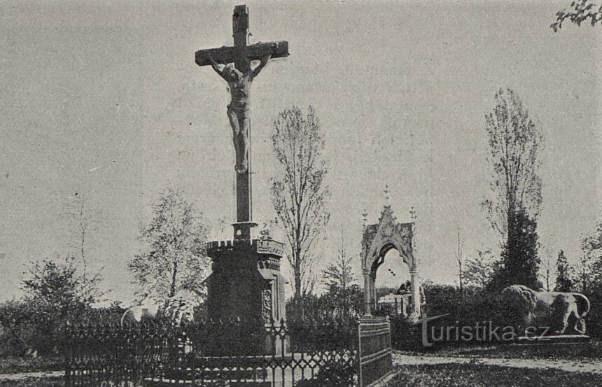 The Fürstenberg Cross with the ossuary near Lípa before the First World War