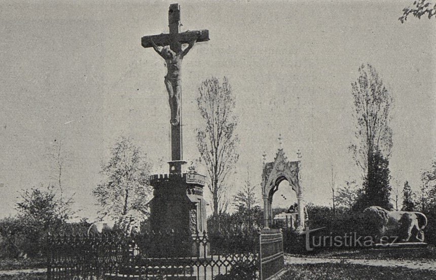 Das Fürstenberger Kreuz mit dem Beinhaus bei Lípa vor dem Ersten Weltkrieg