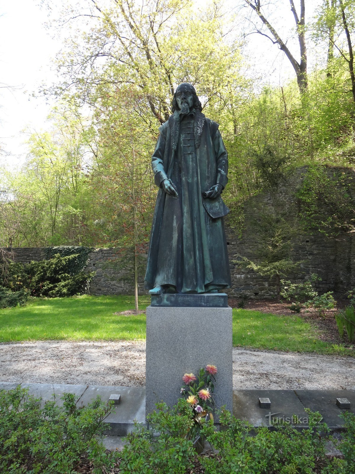 Памятник Фулнеку Яку в соседнем парке