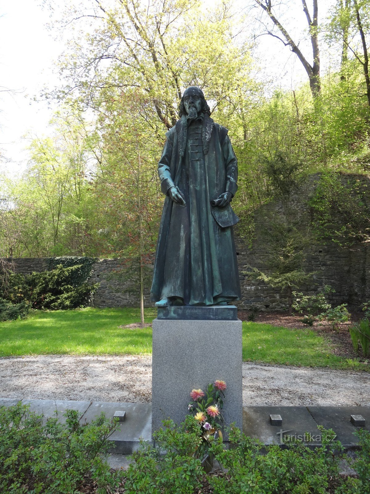 Monumento Fulnek JAK en el parque adyacente