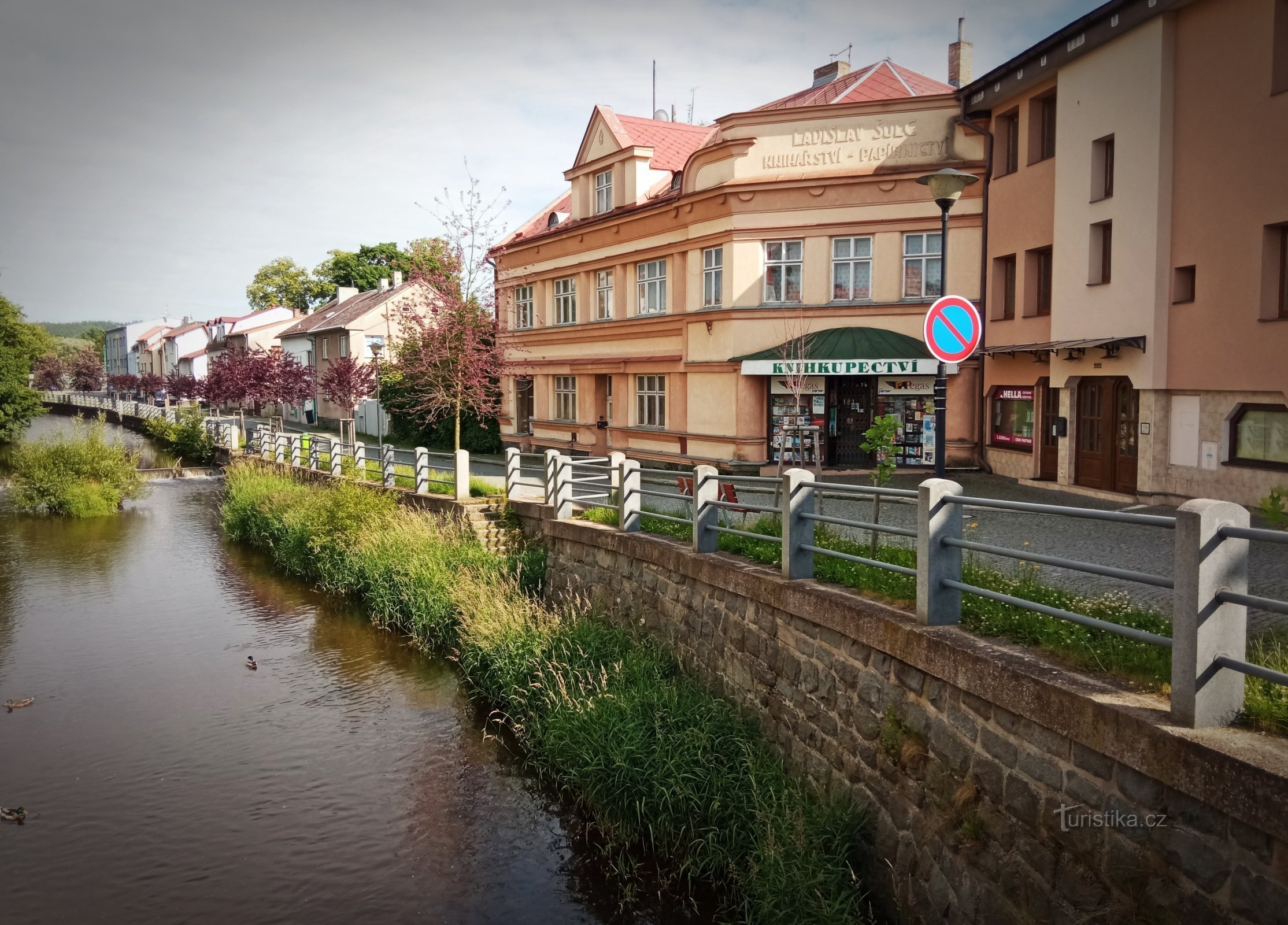 Galerie dřevěných soch na nábřeží Chrudimky v Hlinsku